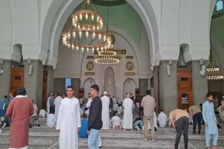 Salat Zuhur di dalam area Masjid Quba, Masjid Pertama yang tersebut yang dimaksud Dibangun Rasulullah