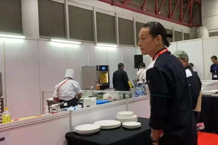 Seru! Momen Chef Juna Jadi Juri Black Box Challenge di tempat di Chef Expo 2024