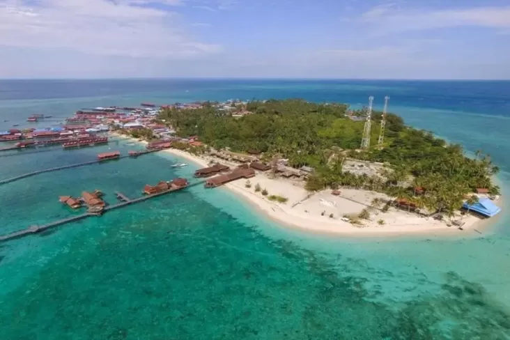 5 Pantai Terindah di area area Kalimantan, Pasir Putih juga Air Laut Biru