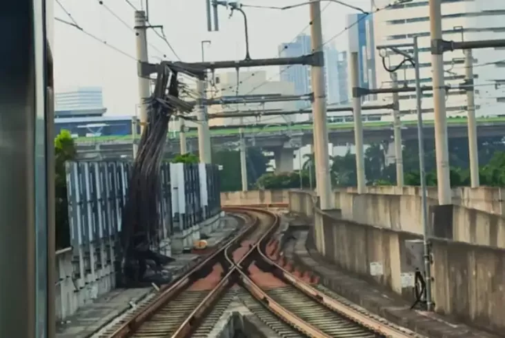 Crane Proyek Kejagung Roboh di area pada Jalur MRT, Hutama Karya Minta Maaf
