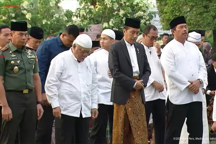 Makna Tersirat dalam di Balik Sarung Batik Presiden Jokowi ketika Salat Iduladha