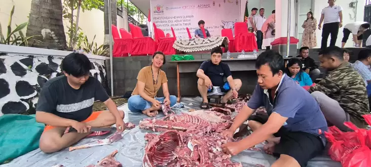 Pemuda Perindo juga juga Kadin Jaktim Maju Salurkan 700 Paket Kurban