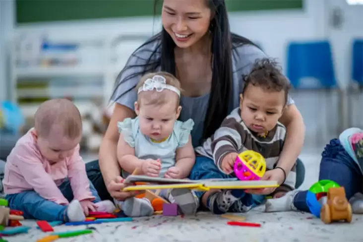 Pilih Daycare atau Nanny? Orang Tua Harus Tahu Dulu Kelebihan lalu Kekurangannya