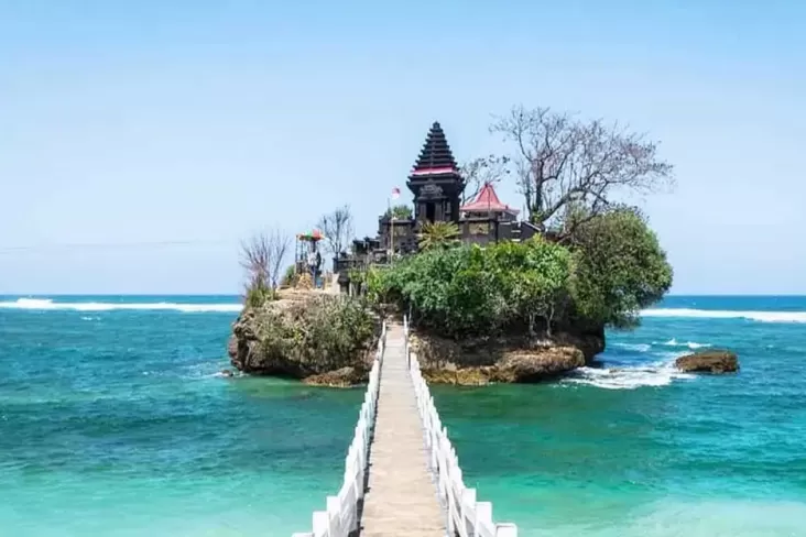 8 Pantai Terindah pada di Jawa Timur, Ada yang tersebut dimaksud Mirip Tanah Lot Bali