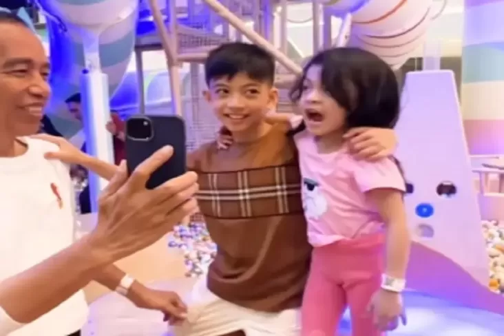 Momen Jokowi Ngevlog Bareng Jan Ethes kemudian La Lembah pada Playground