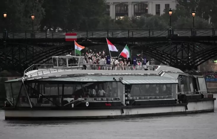 Opening Ceremony Olimpiade Paris 2024 Berlangsung Menawan, Kontingen Indonesia Tampilan Elegan