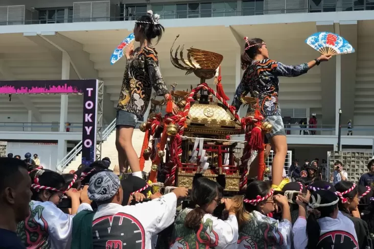 Parade Omikoshi Warnai Pembukaan Impactnation Japan Festival 2024 di dalam tempat Istora Senayan