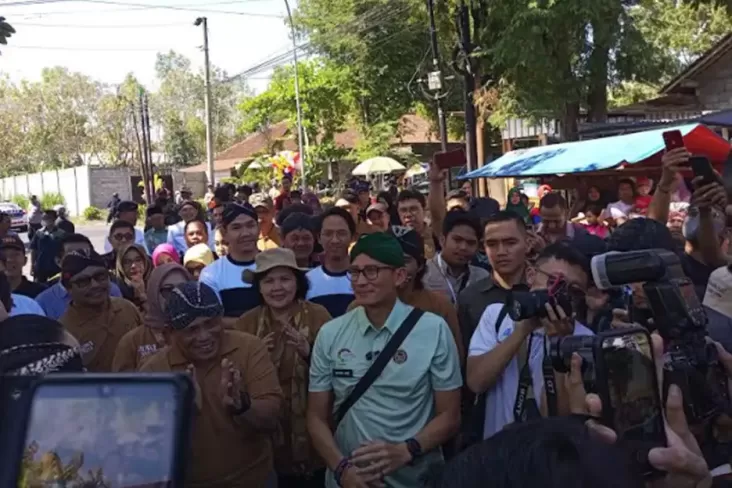 Punya Kerajinan Batik Kayu, Sandiaga Uno Berharap Desa Wisata Krebet Susul Nglanggeran yang digunakan yang dimaksud Sudah Mendunia