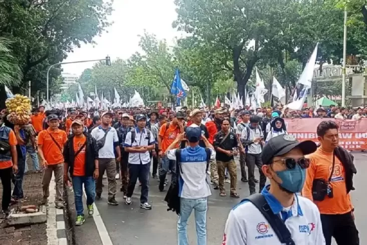 Senin, Ribuan Buruh Demo Tolak Omnibus Law UU Cipta Kerja